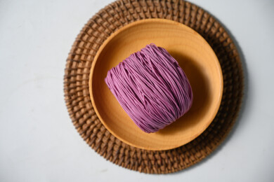 桌面上的盘子里的美味可口的紫薯竹升面