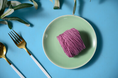 桌面上的盘子里的美味可口的紫薯竹升面