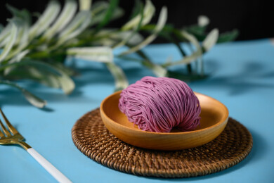 桌面上的盘子里的美味可口的紫薯竹升面