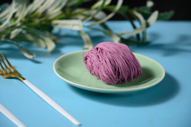 桌面上的盘子里的美味可口的紫薯竹升面