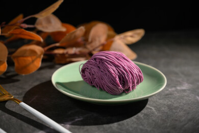 桌面上的盘子里的美味可口的紫薯竹升面