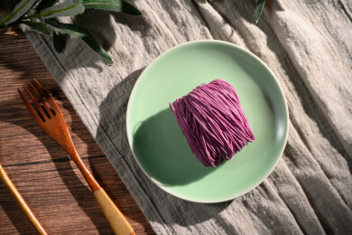 桌面上的盘子里的美味可口的紫薯竹升面