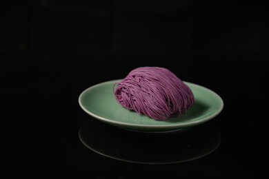 桌面上的盘子里的美味可口的紫薯竹升面