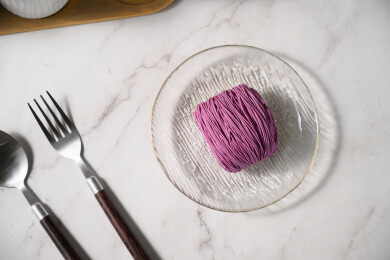 桌面上的盘子里的美味可口的紫薯竹升面