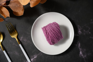 桌面上的盘子里的美味可口的紫薯竹升面