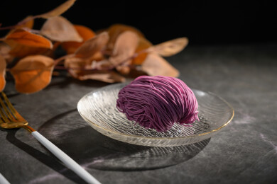 桌面上的盘子里的美味可口的紫薯竹升面