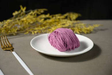 桌面上的盘子里的美味可口的紫薯竹升面