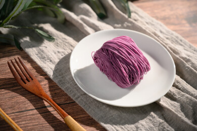 桌面上的盘子里的美味可口的紫薯竹升面