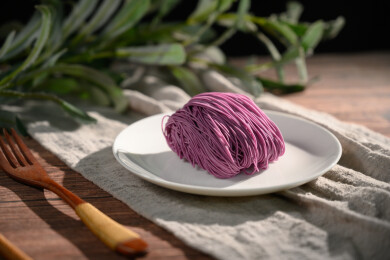 桌面上的盘子里的美味可口的紫薯竹升面