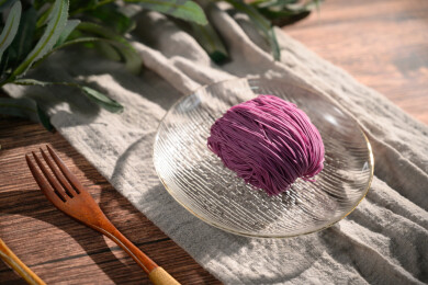 桌面上的盘子里的美味可口的紫薯竹升面