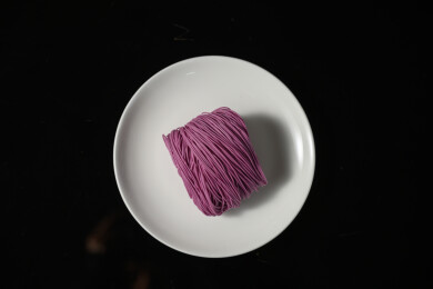 桌面上的盘子里的美味可口的紫薯竹升面