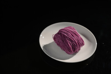 桌面上的盘子里的美味可口的紫薯竹升面