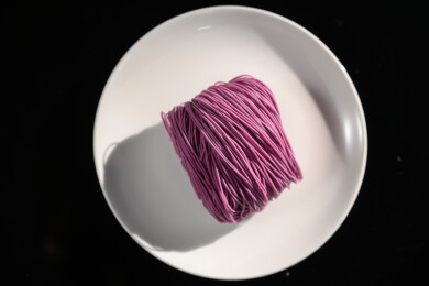 桌面上的盘子里的美味可口的紫薯竹升面