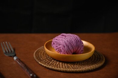 桌面上的盘子里的美味可口的紫薯竹升面