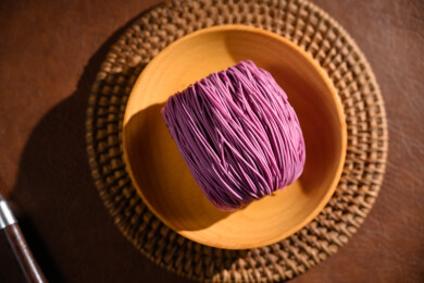 桌面上的盘子里的美味可口的紫薯竹升面