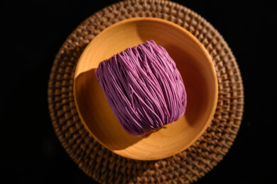 桌面上的盘子里的美味可口的紫薯竹升面