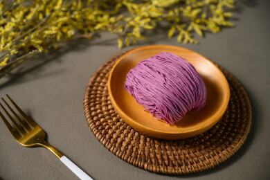 桌面上的盘子里的美味可口的紫薯竹升面