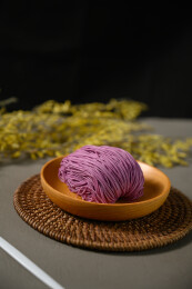 桌面上的盘子里的美味可口的紫薯竹升面