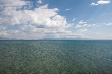 中国新疆赛里木湖晴天风景