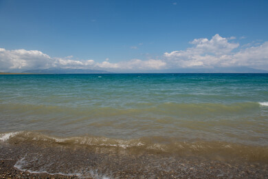 中国新疆赛里木湖晴天风景