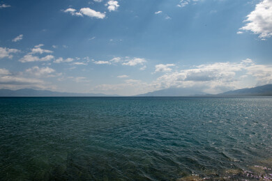 中国新疆赛里木湖晴天风景