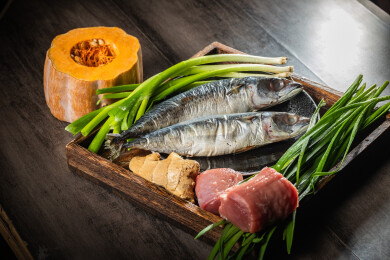 棕色木纹桌上有一份鲅鱼