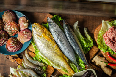 棕色木纹桌上有一些海鲜集合