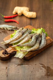 棕色木纹桌上有一份鲜虾