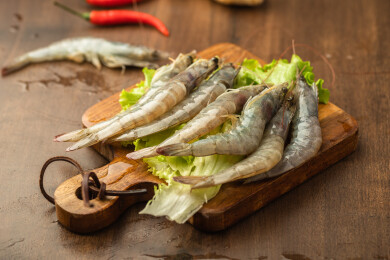 棕色木纹桌上有一份鲜虾