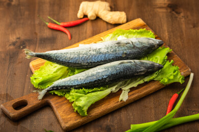 棕色木纹桌上有一份鲅鱼