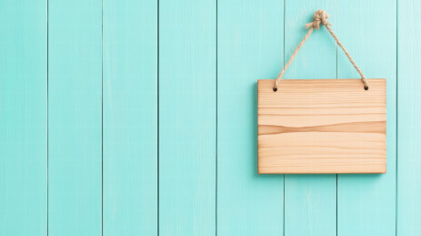 挂在蓝色木墙上的空白木牌
