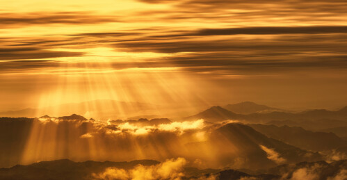 云层中的丁达尔光