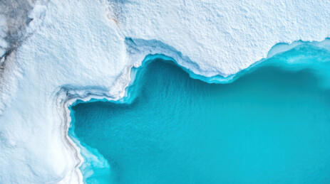 冰川边缘的蓝色水域