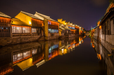 江南水乡湖州南浔古镇百间楼民居群夜景
