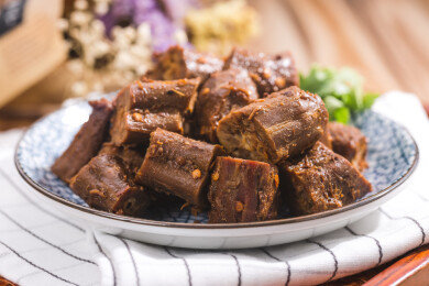  盘子装着卤鸭脖