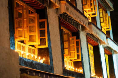 中国西藏拉萨色拉寺燃灯日点燃的酥油灯