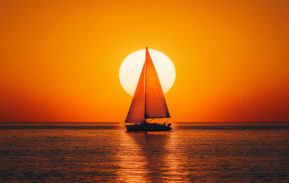 一艘帆船在夕阳下的美丽景象