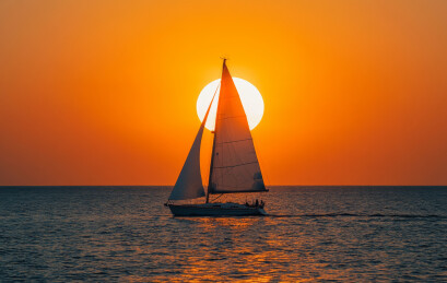 一艘帆船在夕阳下的美丽景象