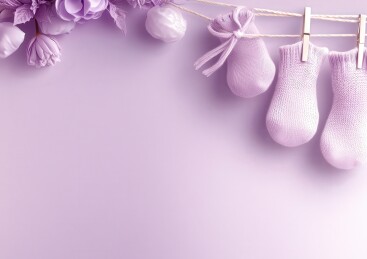 婴儿袜子与紫色花朵装饰