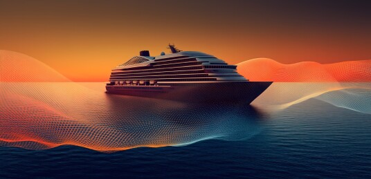 日落时分的豪华游轮在海上航行