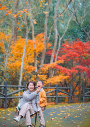 中国母子在浙江宁波奉化溪口杜鹃谷欣赏红枫