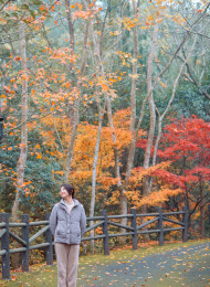 中国女性在浙江宁波奉化溪口杜鹃谷欣赏红枫