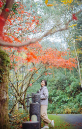 中国女性在浙江宁波奉化溪口杜鹃谷欣赏红枫