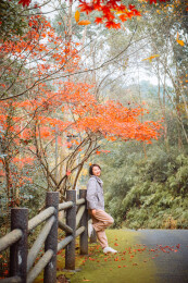 中国女性在浙江宁波奉化溪口杜鹃谷欣赏红枫