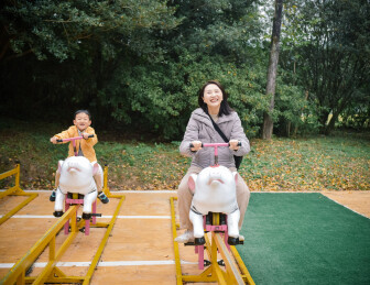 中国母子在浙江宁波奉化溪口杜鹃谷玩耍