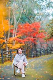 中国女性在浙江宁波奉化溪口杜鹃谷欣赏红枫