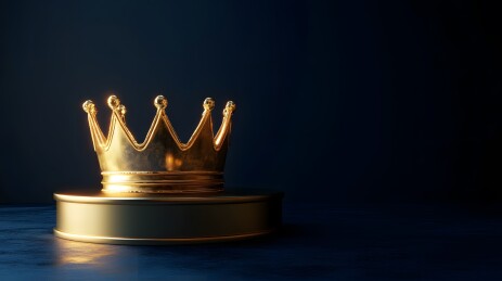 金色王冠置于展示台上