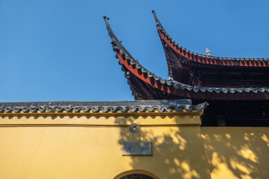 佛寺屋檐黄墙光影-苏州西园寺