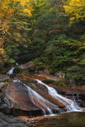 中国四川光雾山景区十八月潭的红叶和溪水