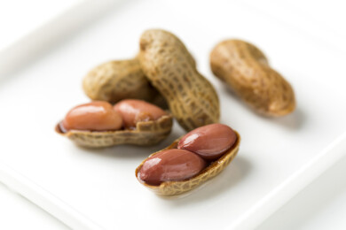 一盘卤花生摆放在白色背景上特写